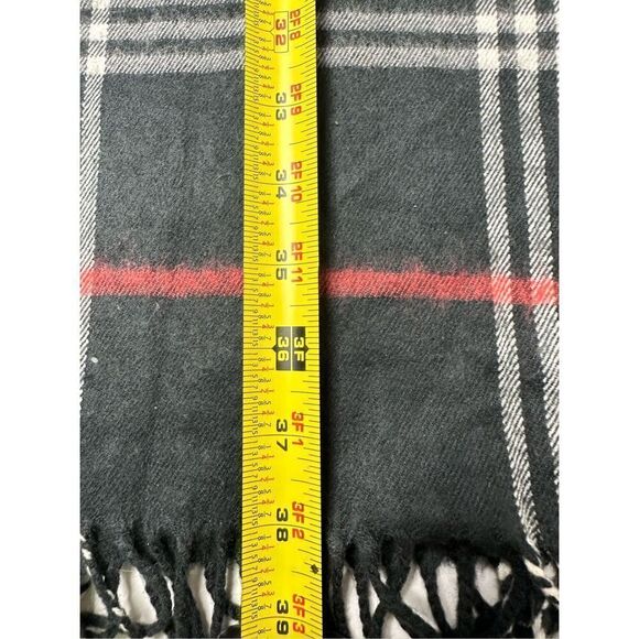 NWOT Gap Oversized Cozy Frayed Plaid Scarf Wrap Size 24” X76” Black Red White - Picture 9 of 10